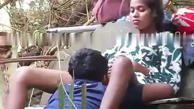 Lankan guy enjoys outdoor sex by licking his GF’s pussy
