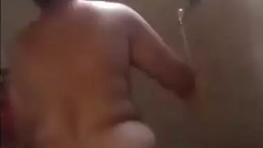 Big ass mature Indian aunty bathing videos online