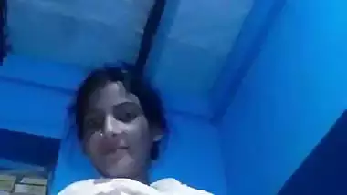 Desi nude Bihari girl shows her tight boobs to her lover