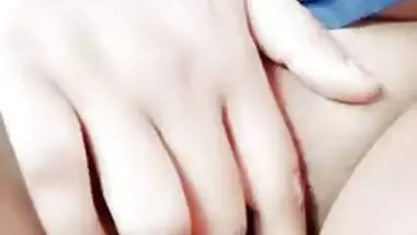 Cheating Indian woman demonstrates pink XXX tunnel for lover