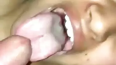 Bengaluru horny girl gives a desi blowjob to drink cum