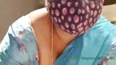 Tamil aunty Sivani in saree does nude live cam for money