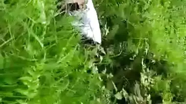 Catches a college couple fucking in an Indian outdoor sex