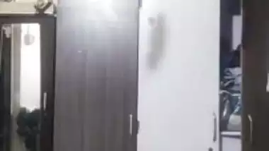 Chubby and dusky desi girl nude video making viral MMS