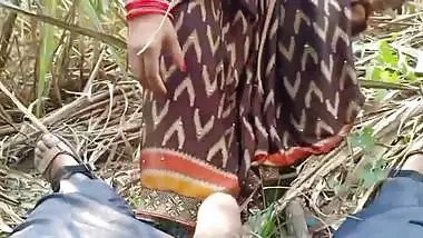 Dehati Bhabhi Went To Take A Piss Outside & Got Fucked