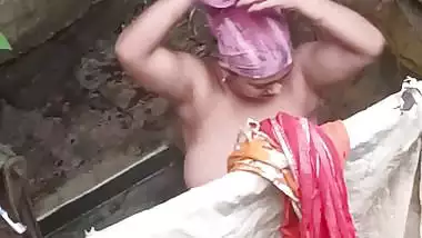 Tanker bhabhi bathing outdoor caught by neighbor