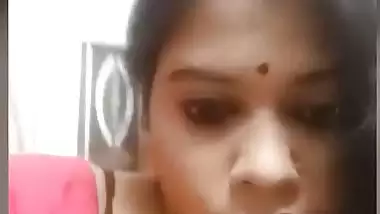 Striptease bhabhi in saree fingering her horny pussy