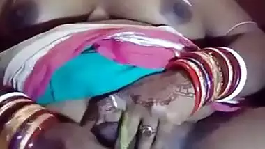Local desi mami masturbating using brinjal inside pussy