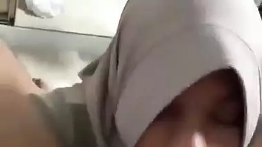 Bangladeshi hijabi girl sucks her brother’s dick