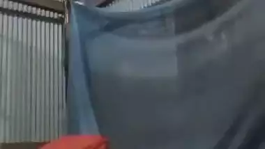 Bangla sex video of a poor aunty bouncing on a plastic bottle