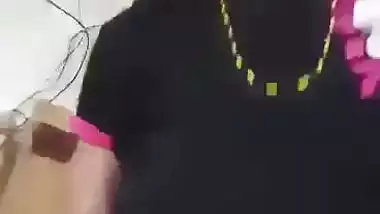 Assame Boudi showing her nude buttery pussy