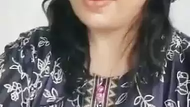 Delhi milf records her nude MMS showing boobs and cunt