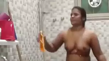 Desi aunty bathroom selfie Video