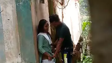 Indian Gym guy standing and fucking GF outdoor spy vid