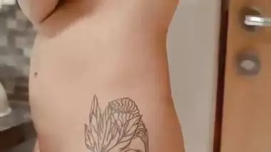 Kerala desi nude model stares at her naked body in a mirror