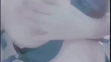 Nude Indian girl strips to show her sexy body