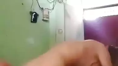 Skinny girl takes a huge dick in an Indian fucking video