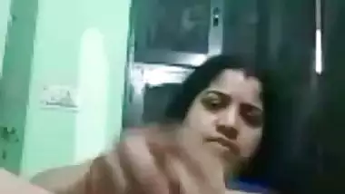 Viral porn of a South Indian lady masturbating with a radish