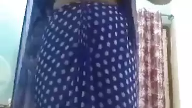 Indian nude lady strips her saree and masturbates