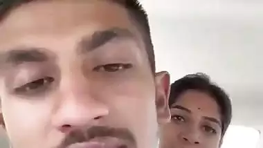 Girl seduces her lover in car and enjoys desi outdoor sex