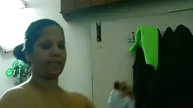 Stepmom naked after bath showing big boobs viral MMS