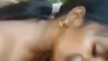 Desi lady sucks her lover’s dick outdoors on the farm