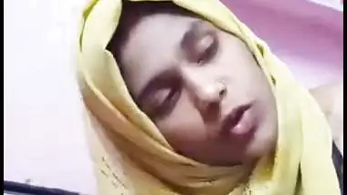 Hijabi girl records her nude MMS, sucking stepbrother’s dick
