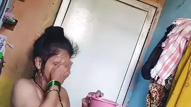 Perverted neighbor records a desi milf bathing in her bathroom