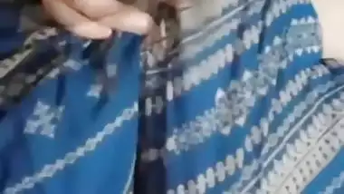 Horny maal biting lips and boobs show viral MMS