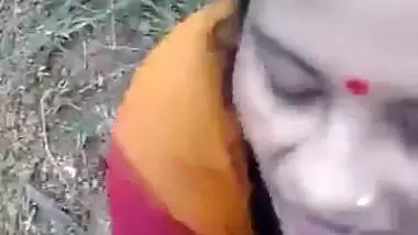 Bindi lady sucking lund – Outdoor blowjob sex