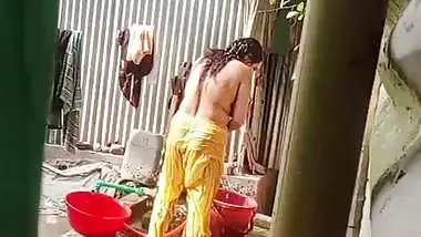 Neighbor Bengali aunty bathing outdoor caught on camera