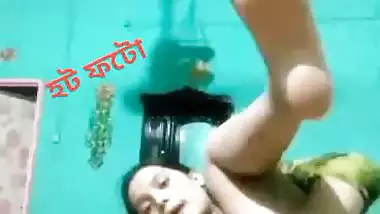 Bangla naked girl fucks her pussy with brinjal