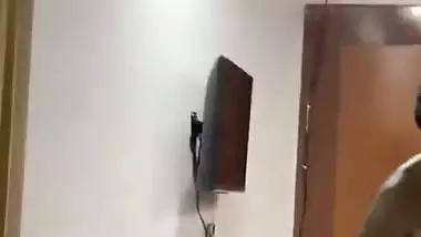 Tamil girl giving handjob to boyfriend in front of mirror