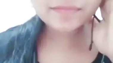 Girlfriend asshole showing and fingering pussy viral MMS