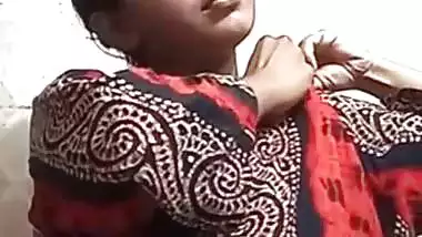 Striptease video call of a cheater bhabhi to lover