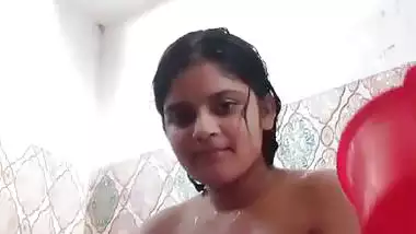 Young pussy fingering by virgin desi college girl