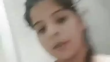 Sexy lady records her nude MMS while fingering