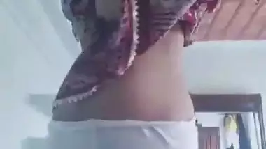 Indian desi nude lady strips to record her sex mms